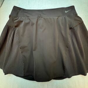 Nike women’s dry fit golf skort.  Size Medium like new!